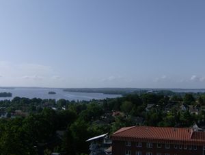 파르나스 타워에서 본 플뢴, 중앙에 플뢴 호수와 플뢴 성이 보인다