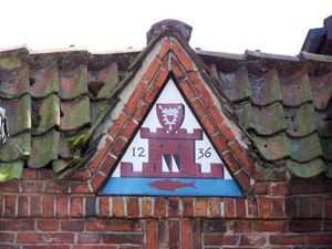 랑에 슈트라세에서 성으로 이어지는 문에 있는 옛 문장