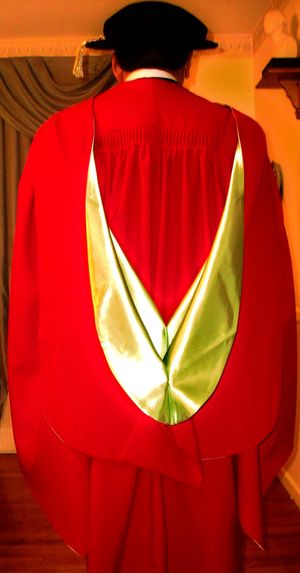 맥길 대학교에서 학위를 받는 전통적인 박사 과정 후보생의 학위복