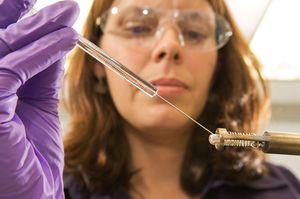 고다드 과학자 제니퍼 에이겐브로데가 암석 표본에 화학 물질을 주입하고 있다.