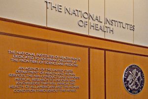 국립보건원 임상 연구 센터의 메인 로비 벽