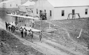 1911년 칼리지 파크 공항에서 라이트 형제의 비행기 잔해를 옮기는 육군 작업자들