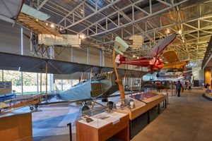 항공 박물관 내부의 전시 항공기