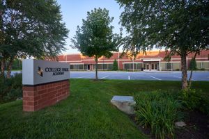 칼리지 파크 아카데미의 앞쪽 표지판.