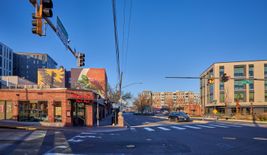 컬리지 파크 시내를 가로지르는 볼티모어 애비뉴의 모습