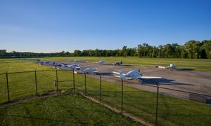 칼리지 파크 공항에 주기된 비행기(배경에 활주로 있음)