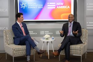 2020년 1월 뉴 아메리카의 소셜 이노베이션 서밋에서 연설하는 무어