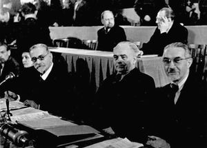 오토 누슈케(오른쪽). 중앙은 사회주의통일당의 빌헬름 피크 (후의 동독 대통령), 왼쪽은 독일 자유민주당 (LDPD)의 빌헬름 쿠르츠. 뒤에 있는 것은 사회주의통일당의 발터 울브리히트 (후의 제1서기, 국가평의회 의장), 오토 그로테볼 (후의 동독 수상)