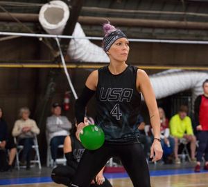 2018년 로스앤젤레스에서 열린 세계 피구 선수권 대회에서 반격을 준비하는 아젤리아 돈체