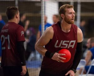 한 손으로 공을 움켜쥐고 있다