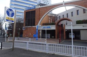 바퀴 모양을 형상화한 반원형의 다카시마초역 1번 출입구