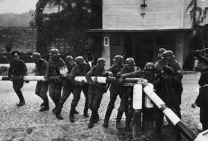 1939년 9월 독일 군인과 세관원들이 나치 독일 선전을 위해 소포트에서 폴란드 국경 검문소 철거를 재현하고 있다.