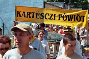 2005년 워바에서 열린 카슈브어 축제 - 카르투지 군의 카슈브어 명칭이 적힌 현수막