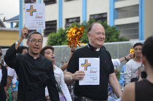 필리핀 독립 교회 신자와 필리핀 성공회 신자들이 필리핀 마리키나 시에서 열린 2017년 프라이드 퍼레이드에 참여하고 있다.