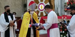 2021년 필리핀 기독교 500주년 기념 행사의 일환으로 서로의 다양성을 인정하며 상호 협약을 체결하는 IFI와 필리핀 가톨릭 주교 회의(CBCP) 지도자들. 사진에는 당시 최고 주교 리 팀방이 CBCP 대표들에게 IFI의 전례 서적을 증정하는 모습이 담겨 있다.