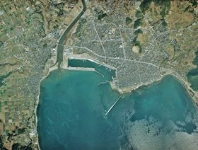 마쿠라자키시 중심부 주변의 항공 사진.1975년 2월 13일에 촬영한 3장을 합성하여 제작. 국토교통성 국토지리원 [https://mapps.gsi.go.jp/ 지도・항공 사진 열람 서비스]의 항공 사진을 기반으로 제작.