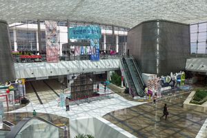 2016년 코엑스몰 센트럴 플라자 아트리움, 2017년 별마당 도서관으로 변경