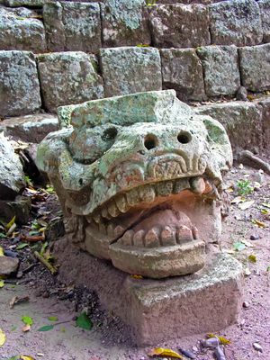 구조물 10L-11의 바닥에 있는 돌 머리