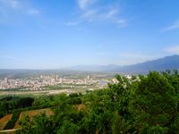 친링 산맥 가장자리에서 바라본 숭산 서쪽 황하 계곡의 모습. 정착지는 란톈 현이다.