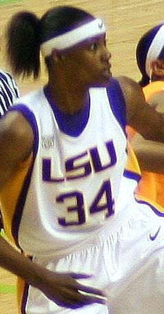 실비아 파울스는 WNBA 경기 중 덩크슛을 성공한 5명의 선수 중 한 명이다.