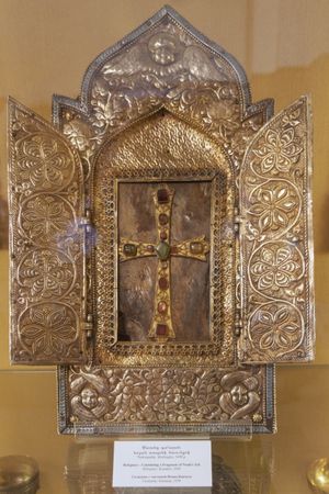 노아의 방주 조각이 있는 십자가