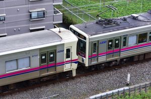 7000계(사진 오른쪽)와 9000계(사진 왼쪽)의 병결 운전(2017년 6월 5일 / 이나기 - 게이오요미우리랜드)