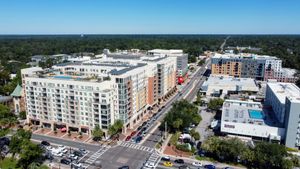 미국 441번 국도를 따라 위치한 복합 용도 학생 주거 시설 (왼쪽)은 플로리다 대학교 정문 부근에서 촬영