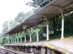 지붕 철거 전의 역 모습