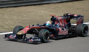 2010년 중국에서 열린 연습 주행에서 포뮬러 원 자동차를 운전하는 세바스티앙 부에미