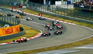 2010년 중국 그랑프리의 출발 장면. 폴 포지션의 제바스티안 페텔이 팀 동료인 마크 웨버와 페르난도 알론소에게 추월당했다.