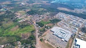 비아 베르데 순환도로는 도시의 순환도로이며 히우브랑쿠에 이르는 주요 고속도로인 BR-364와 범대양 고속도로를 연결한다. 이 도로에는 Via Verde 쇼핑몰 (시내 쇼핑몰 중 하나), 중요한 병원, 학교, 호텔 및 히우브랑쿠 국제 버스 터미널도 있다.