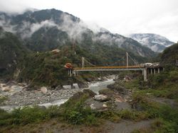 샹더 사 산문 앞의 립무계(立霧渓)에 걸린 보도교