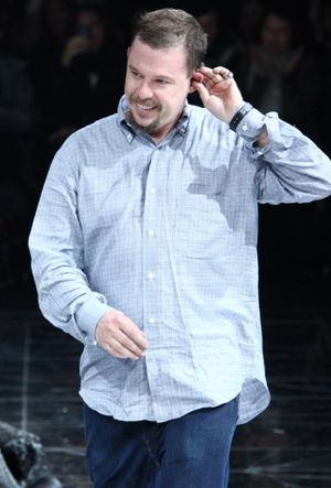 앨범 커버는 가까운 친구인 알렉산더 맥퀸(사진)이 제작했으며, 그는 "Alarm Call"의 두 뮤직 비디오 중 하나를 연출하기도 했다.