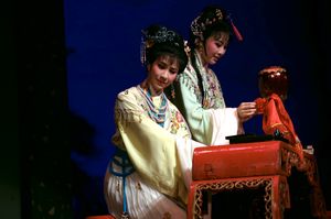 2016년 상하이 톈찬 극장에서 상하이 희극학원 학생들이 공연한 월극 '최잉잉'(앉아 있는 사람)과 홍냥.