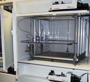 왼쪽에는 두 개의 레버와 빛 신호를 포함한 두 가지 메커니즘이 있다. 상단에는 광원과 스피커가 있고 하단에는 전기가 통하는 바닥이 있다.