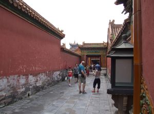 익곤문 앞에서 서쪽을 바라본 사진. 사진의 가장 오른쪽 끝에 익곤문이 있고, 가운데 먼 문은 숭희문 안쪽이다.