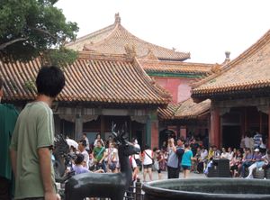 저수궁 앞뜰. 왼쪽은 양화전, 오른쪽은 체화전. 가까운 곳은 저수궁 앞 서쪽에 있는 희주동룡과 동매화 사슴이다.