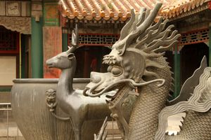 저수궁 앞 서쪽의 희주동룡과 동매화 사슴