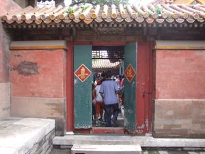 북쪽에서 남쪽으로 바라본 수복전과 저수궁 사이 복도. 왼쪽 건물이 저수궁, 회랑 뒤편 오른쪽 건물이 수복전이다.