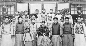 오른쪽에서 세 번째는 황후