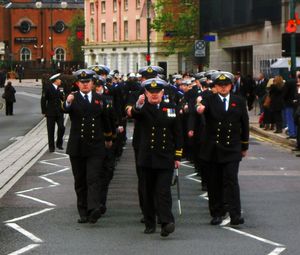 2010년 영령 기념일에 행진하는 왕립 해군 장교