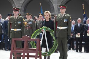 아일랜드 대통령 메리 맥알리스가 영령 기념일 행사에서 화환을 들고 있다. 이 국경일은 7월에 열리며, 분쟁에서 사망한 모든 아일랜드인을 기린다.