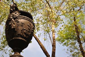 파세오 데 라 레포르마의 화려한 청동 꽃병