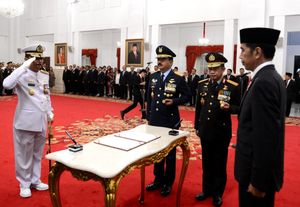 인도네시아 해군 참모총장 시위 수크마 아지 제독이 인도네시아 대통령 조코 위도도에게 경례하고 있다.