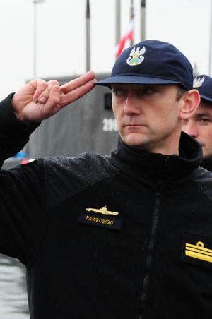 두 손가락 경례를 하는 폴란드 군인