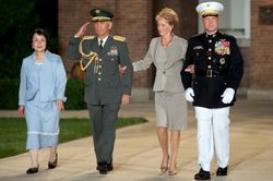 육상자위대 간부(육상막료장인 육장키미즈카 에이지)의 "답례". "경례"에 대해 상위자가 하는 "답례"이므로, 팔꿈치는 펴지 않고 손가락과 팔도 뻗지 않으며, 힘을 빼는 형태이다. 키미즈카의 왼쪽에 있는 사람은 부인. 오른쪽 두 명은 미국 해병대 대장 제임스 F. 아모스 부부