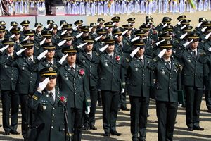 육군사관학교 제76기 졸업 및 임관식에서 신임 장교들이 거수경례를 하는 모습