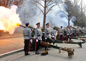 2013년 2월 25일, 여의도 국회에서 박근혜 대통령 취임 기념 예포를 발사하고 있다.