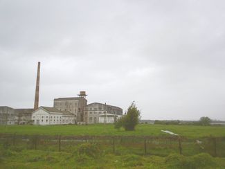 상곤살루 해협 근처에 위치한 버려진 쌀 공장