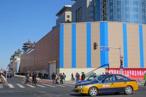 왕푸징로 북동쪽 길목 8호선역 공사장